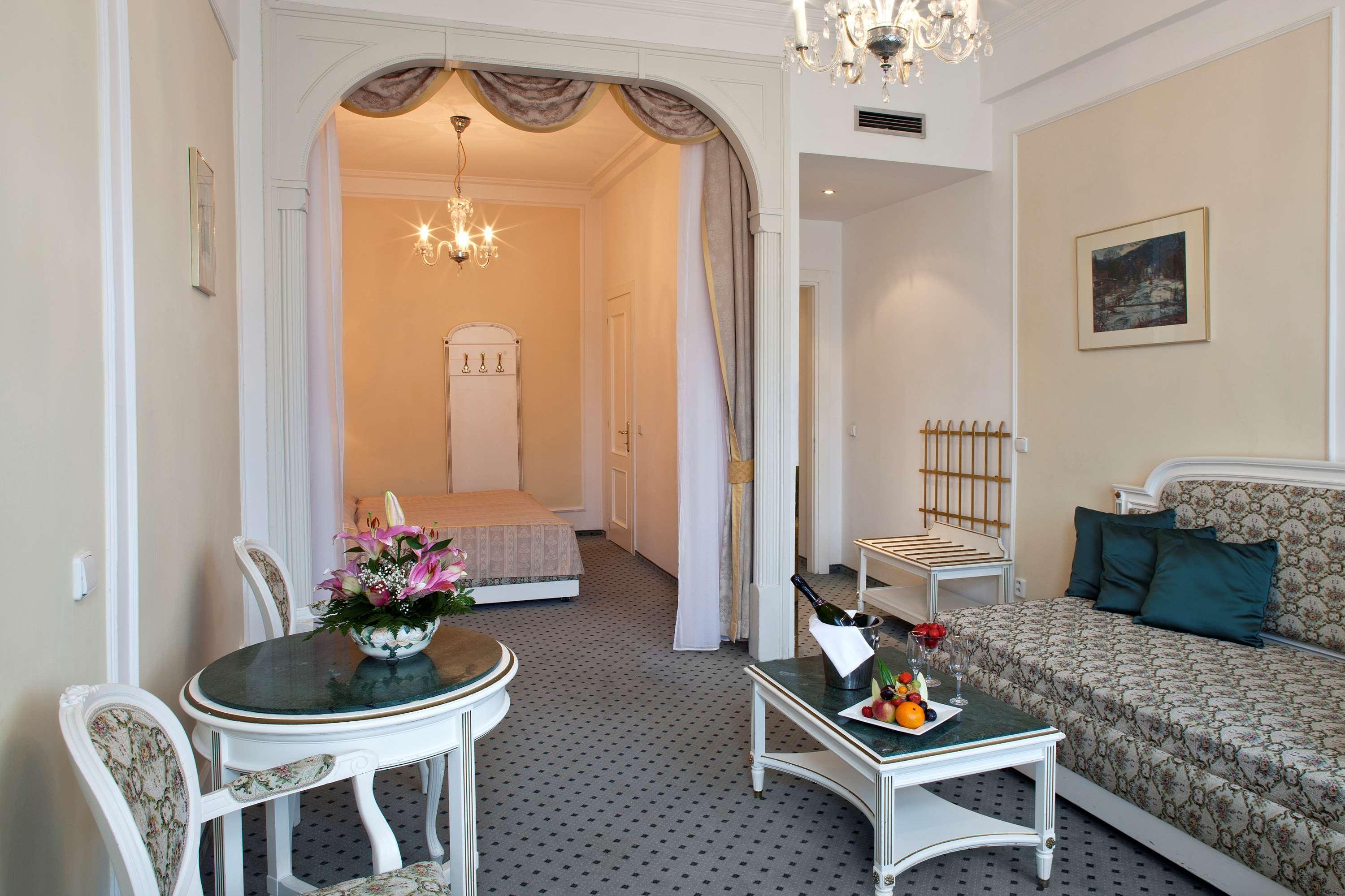 Ambassador Zlata Husa Praga Zewnętrze zdjęcie A suite at the Grand Hotel
