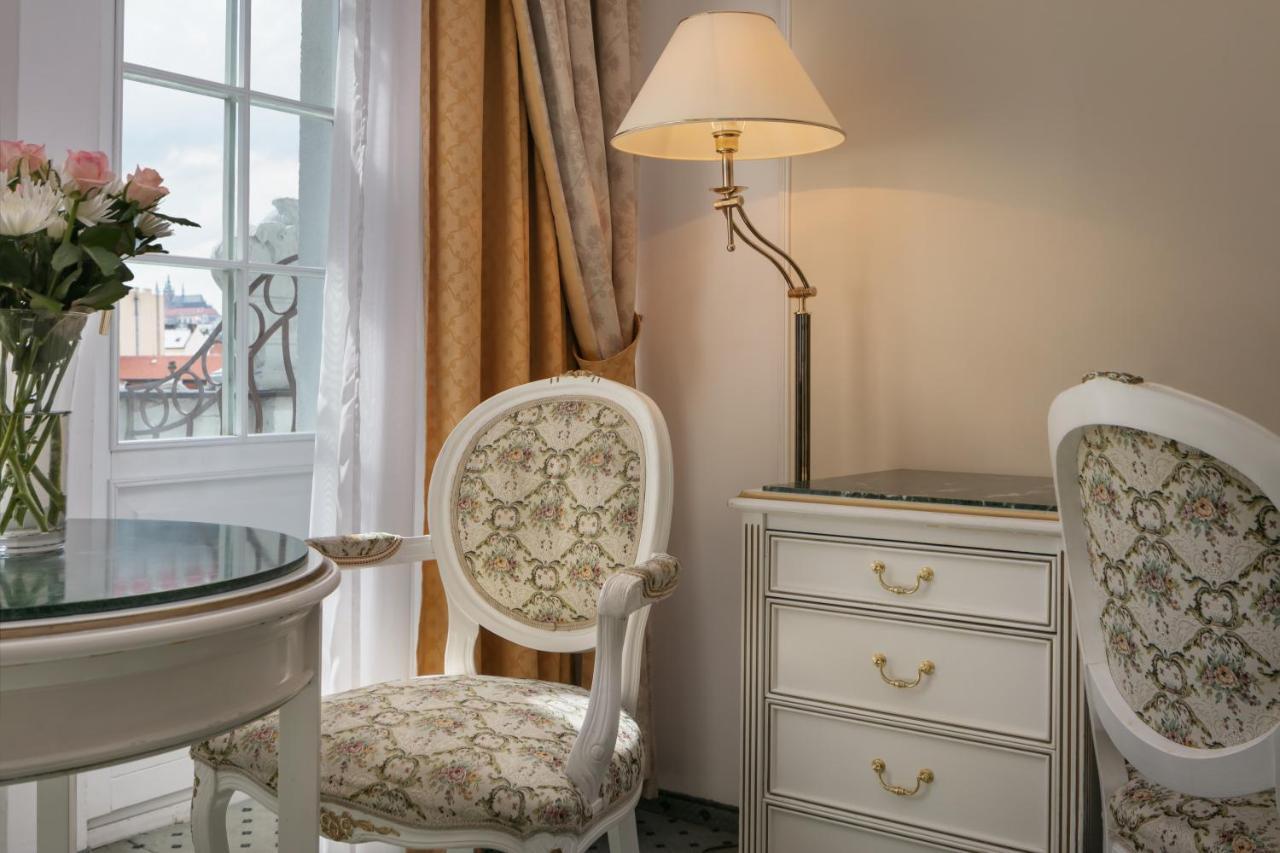 Ambassador Zlata Husa Praga Zewnętrze zdjęcie A table lamp